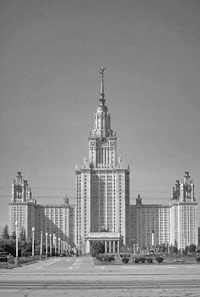 Достаточно посмотреть на главное здание Московского университета. Это настоящая фабрика студентов.